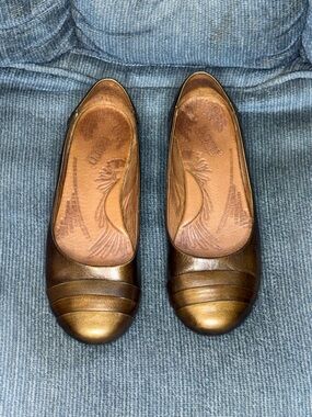 Born Metallic Bronze Round-Toe Ballet Flats